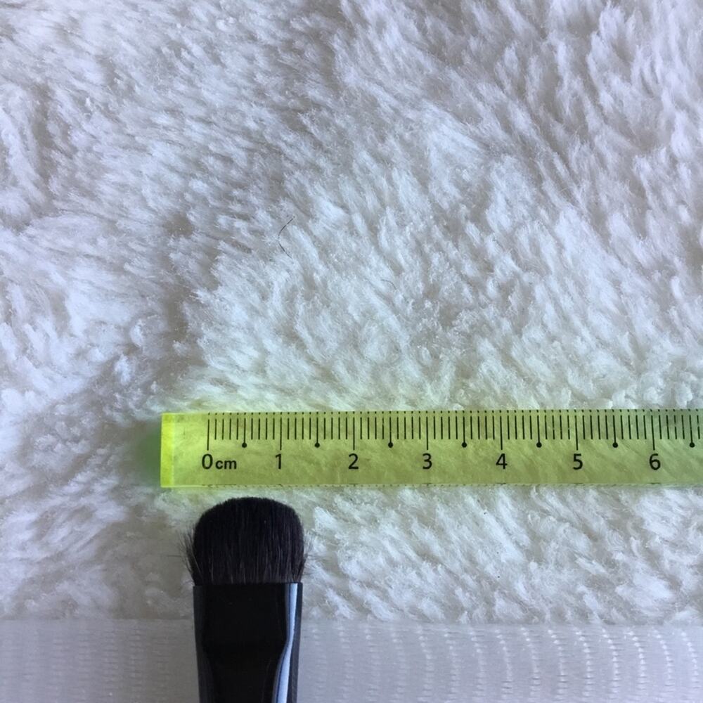 Le Métier de Beauté Large Shadow 05 Brush - Picture 10 of 14